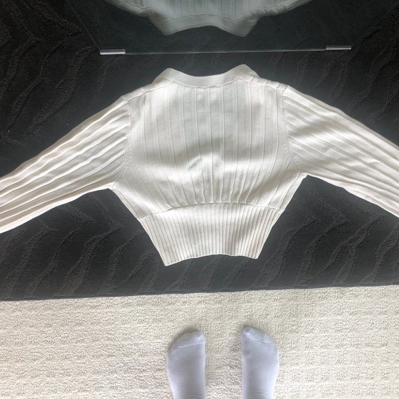 Aritzia Wilfred Plunge Neck Sweater size small - Picture 2 of 3